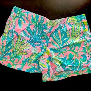 Lilly Pulitzer excellent condition pull on size medium shorts